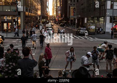 6. AVE/W41ST ST, New York City, NY, USA, Manhattanhenge in New York City, entlang der Straße 41.. Manhattanhenge ist ein Ereignis, bei dem die untergehende Sonne auf das Hauptstraßenraster von Manhattan ausgerichtet ist Stockfoto