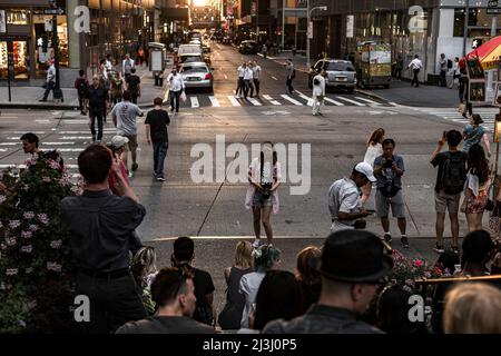 6. AVE/W41ST ST, New York City, NY, USA, Manhattanhenge in New York City, entlang der Straße 41.. Manhattanhenge ist ein Ereignis, bei dem die untergehende Sonne auf das Hauptstraßenraster von Manhattan ausgerichtet ist Stockfoto