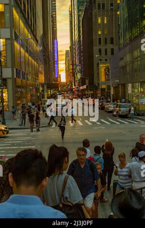 6. AVE/W41ST ST, New York City, NY, USA, Manhattanhenge in New York City, entlang der Straße 41.. Manhattanhenge ist ein Ereignis, bei dem die untergehende Sonne auf das Hauptstraßenraster von Manhattan ausgerichtet ist Stockfoto