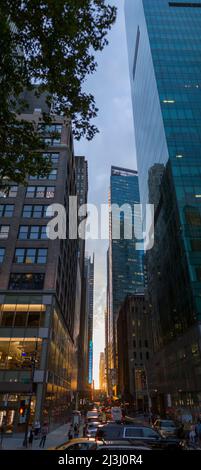 6. AVE/W41ST ST, New York City, NY, USA, Manhattanhenge in New York City, entlang der Straße 41.. Manhattanhenge ist ein Ereignis, bei dem die untergehende Sonne auf das Hauptstraßenraster von Manhattan ausgerichtet ist Stockfoto