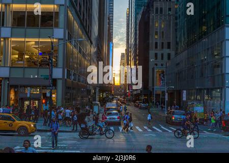 6. AVE/W41ST ST, New York City, NY, USA, Manhattanhenge in New York City, entlang der Straße 41.. Manhattanhenge ist ein Ereignis, bei dem die untergehende Sonne auf das Hauptstraßenraster von Manhattan ausgerichtet ist Stockfoto