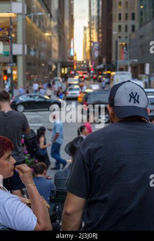 6. AVE/W41ST ST, New York City, NY, USA, Manhattanhenge in New York City, entlang der Straße 41.. Manhattanhenge ist ein Ereignis, bei dem die untergehende Sonne auf das Hauptstraßenraster von Manhattan ausgerichtet ist Stockfoto