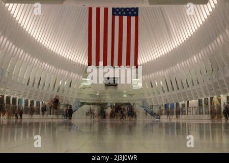 World Trade Center, New York City, NY, USA, World Trade Center Transportation Hub oder Oculus (Kreuzung / U-Bahn-Station), entworfen vom Architekten Santiago Calatrava im Finanzviertel, Innenaufnahme, amerikanische Flagge. Stockfoto