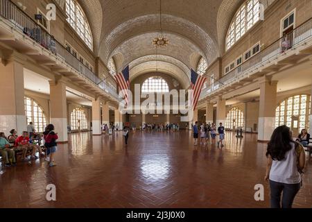 ELLIS ISLAND, New York City, NY, USA, die große Halle im Ellis Island National Park, Interieur, Menschen, amerikanische Flaggen Stockfoto