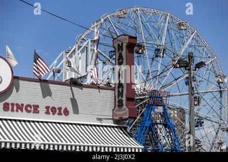 CONEY ISLAND, New York City, NY, USA, Luna Park mit unbekannten Menschen und einer Achterbahn. Es ist ein Vergnügungspark auf Coney Island, der am 29. Mai 2010 auf dem ehemaligen Gelände von Astroland eröffnet wurde, benannt nach dem ursprünglichen Park aus dem Jahr 1903 Stockfoto