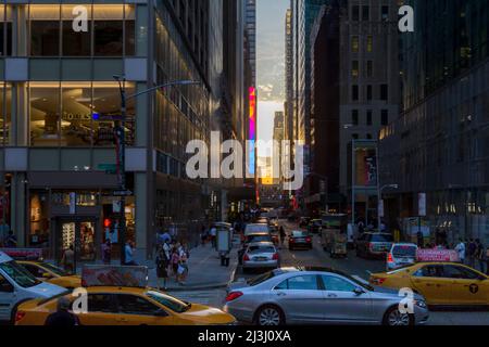 6. AVE/W41ST ST, New York City, NY, USA, Manhattanhenge in New York City, entlang der Straße 41.. Manhattanhenge ist ein Ereignis, bei dem die untergehende Sonne auf das Hauptstraßenraster von Manhattan ausgerichtet ist Stockfoto