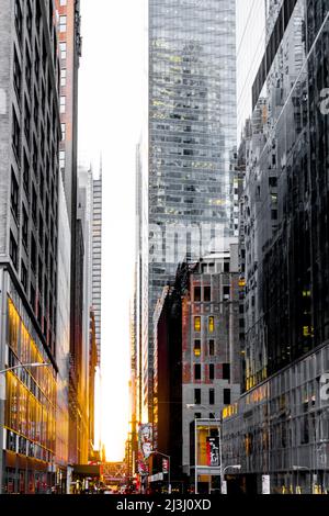 6. AVE/W41ST ST, New York City, NY, USA, Manhattanhenge in New York City, entlang der Straße 41.. Manhattanhenge ist ein Ereignis, bei dem die untergehende Sonne auf das Hauptstraßenraster von Manhattan ausgerichtet ist Stockfoto