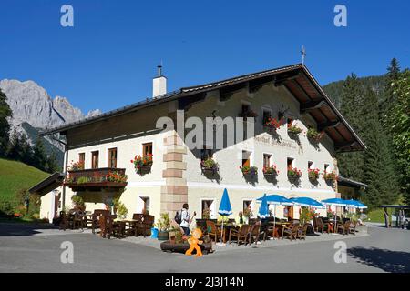 Österreich, Salzburger Land, Pinzgau, Hirschbichlpass, deutsch-österreichische Grenze, Gasthaus Hirschbichl, Sonnenschirme, Gäste, Gastronomie im Freien Stockfoto