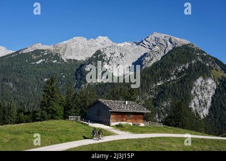 Österreich, Salzburger Land, Pinzgau, Hirschbichlpass, Litzlalmen, Berghütte Gramlerkaser, Blick nach Deutschland zum Hochkalter, links Hochkalter, rechts Hocheisspitze Stockfoto