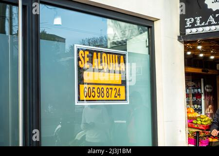 SE alquila, zur Miete Schild mit Platz für Text, auf dem Bauhaus in der Altstadt von Madrid, Spanien, Europa Stockfoto