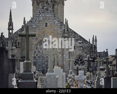 Die Église Saint-Ronan und der Friedhof in Locronan im Departement Finistère in der Bretagne. Locronans historische Kulisse ist in vielen Film- und Fernsehproduktionen zu sehen. Locronan ist ein beliebtes Ausflugsziel. Stockfoto