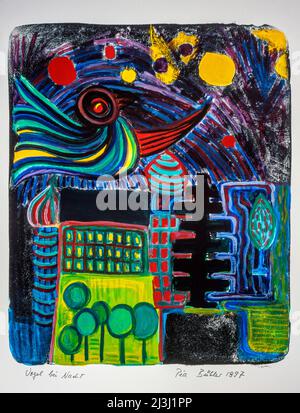 Gemälde von Pia Bühler, Lithographie und Acrylfantasiefigur, ein Vogel sitzt nachts auf einem Turm, über ihm der Sternenhimmel, unter ihm helle Fenster, Bäume im Park und eine dunkle Landschaft Stockfoto
