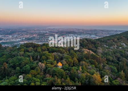 Luftaufnahme der Gärten des Nationalpalastes von Pena, Sintra, Lissabon. Stockfoto