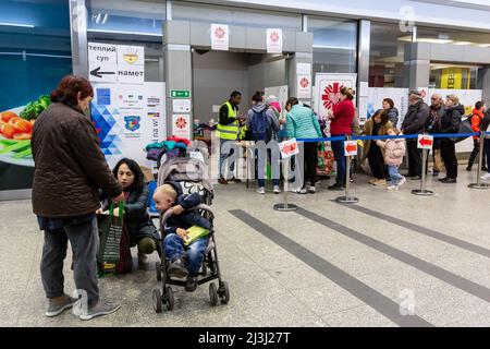 8. April 2022, Krakau, malopolskie, Polen: Ukrainische Flüchtlingsfamilien stehen Schlange, um Essen von der Caritas am Hauptbahnhof zu erhalten. Die Invasion Russlands in die Ukraine zwang bereits 4 Millionen Ukrainer zur Flucht aus dem Land. Die meisten Flüchtlinge suchen in Polen Asyl. Die meisten karitativen Hilfen in Polen werden von Einzelpersonen, NGOs und Unternehmen geleistet. Die Bahnhöfe sind die Zentren der humanitären Hilfe in vielen polnischen Städten. (Bild: © Dominika Zarzycka/SOPA Bilder via ZUMA Press Wire) Bild: ZUMA Press, Inc./Alamy Live News Stockfoto