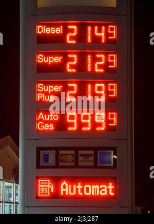 Beleuchtetes Display mit hohen Benzinpreisen an einer Tankstelle, Dießen am Ammersee, Bayern, Deutschland, Europa Stockfoto
