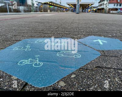 Kennzeichnung eines Mobilitätsdrehkreuzes auf dem Bahnsteig am Bahnhof in Stuttgart-Vaihingen, Baden-Württemberg, Deutschland. Stockfoto