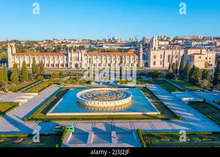 Blick auf mosteiro dos Jeronimos durch praca do Imperio in Belem, Lissabon, Portugal. Stockfoto
