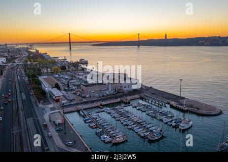 Sonnenuntergangs-Luftaufnahme über dem Yachthafen in Belem, Lissabon, Portugal. Stockfoto