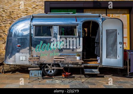 Mobile Friseursalon - Mobile Friseursalon - Douce Mobile Friseursalon in Cambridge, UK, Betrieb aus einem klassischen Airstream-Anhänger. Stockfoto