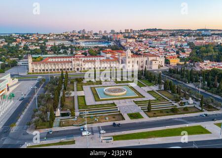 Sonnenaufgang von mosteiro dos Jeronimos durch praca do Imperio in Belem, Lissabon, Portugal. Stockfoto