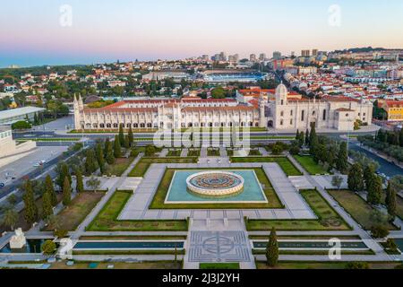 Sonnenaufgang von mosteiro dos Jeronimos durch praca do Imperio in Belem, Lissabon, Portugal. Stockfoto