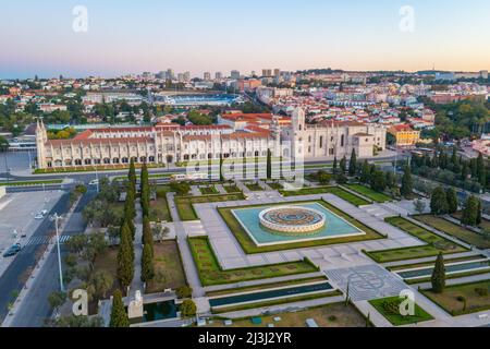 Sonnenaufgang von mosteiro dos Jeronimos durch praca do Imperio in Belem, Lissabon, Portugal. Stockfoto