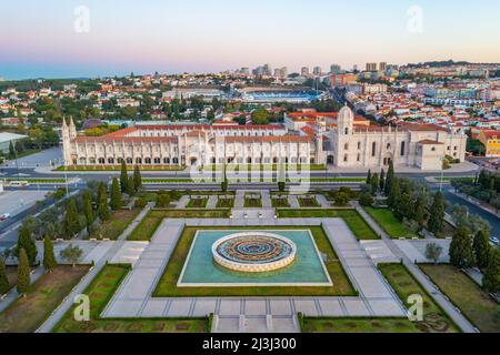 Sonnenaufgang von mosteiro dos Jeronimos durch praca do Imperio in Belem, Lissabon, Portugal. Stockfoto