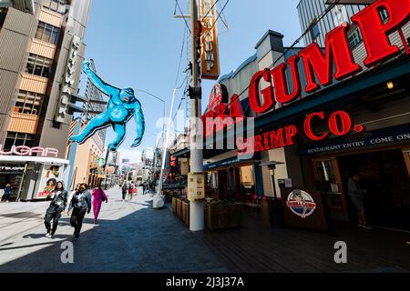 LOS ANGELES, KALIFORNIEN, 29. MÄRZ 2022: Foodcourt Street mit King Kong an der Wand. Weltberühmter Park Universal Studios in Hollywood. Stockfoto