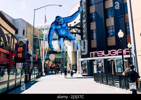 LOS ANGELES, KALIFORNIEN, 29. MÄRZ 2022: Foodcourt Street mit King Kong an der Wand. Weltberühmter Park Universal Studios in Hollywood. Stockfoto