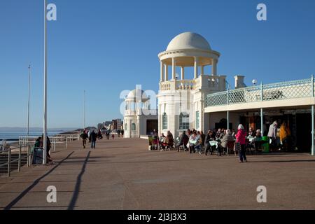 Bexhill-on-Sea, Sussex, George V Kolonnade an der Strandpromenade, Strandcafé Stockfoto