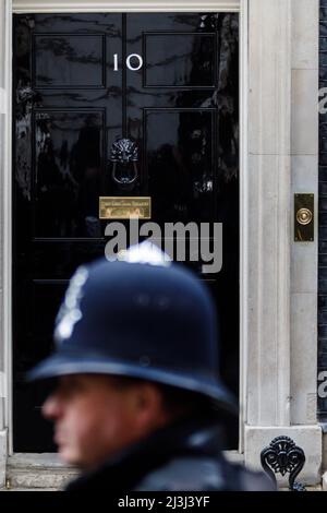 Downing St. London, Großbritannien. 8.. April 2022.Polizeibeamter vor der Nummer 10 Downing Street. Amanda Rose/Alamy Live News Stockfoto