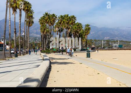 Traditionelle Architektur in Santa Barbara, Kalifornien. USA. Tropische hohe Palmen in einem Wohngebiet in der Nähe des Strandes von Santa Barbara. Stockfoto