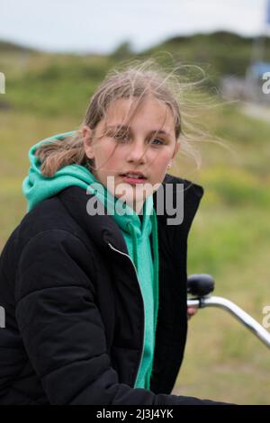 Mädchen auf dem Fahrrad auf Langeoog, Deutschland Stockfoto