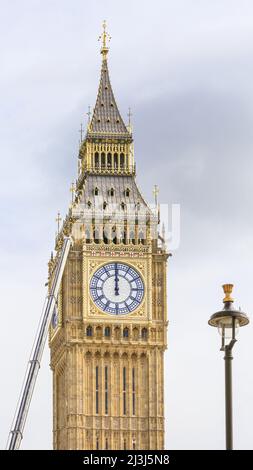 Westminster, London, Großbritannien. 08. April 2022. Am Elizabeth Tower, auch Big Ben of the Houses of Parliament genannt, ist ein hoher Kran zu sehen, da die laufenden Bauarbeiten am ikonischen Glockenturm in der Nähe ihrer Fertigstellung und des Gerüsts abgehen. Kredit: Imageplotter/Alamy Live Nachrichten Stockfoto
