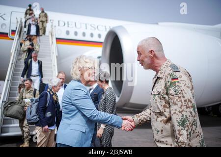 Bamako, Mali. 08. April 2022. Die deutsche Verteidigungsministerin Christine Lambrecht (SPD) wird vom Militärattaché Carsten Boos (r) vor dem Airbus 350 der Luftwaffe am Flughafen Bamako in Mali empfangen. Lambrecht besucht deutsche Soldaten in Westafrika. Die Bundeswehr ist an der UN-Mission Minusma und der EU-Ausbildungsmission EUTM im westafrikanischen Land beteiligt. Quelle: Kay Nietfeld/dpa/Alamy Live News Stockfoto