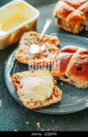 Hot Cross Buns – Obstbrötchen Stockfoto