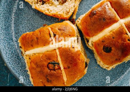 Heiße Cross-Brötchen zu Ostern Stockfoto
