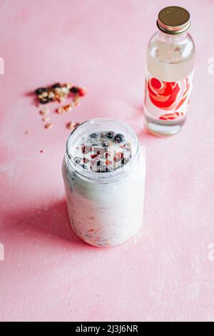 Smoothie mit Fruchtbeeren und Rosenwasser Stockfoto