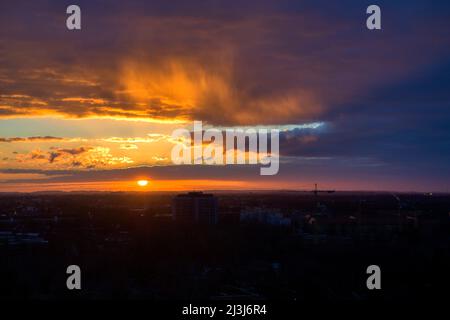 Sonnenuntergang über der Stadt, Blick von Olympiaberg, München, Bayern, Deutschland, Europa Stockfoto