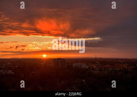 Sonnenuntergang über der Stadt, Blick von Olympiaberg, München, Bayern, Deutschland, Europa Stockfoto