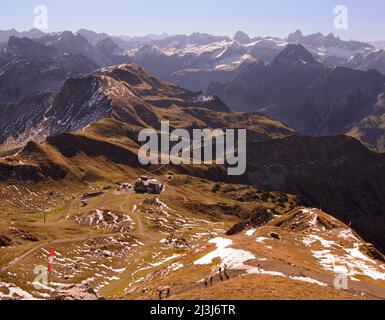 Blick vom Nebelhorn auf die Allgäuer Berggipfel im Herbst, Europa, Deutschland, Bayern, Schwaben, Oberallgäu, Oberstdorf Stockfoto