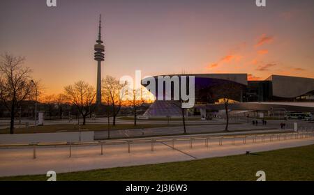 BMW Welt mit Olympiaturm am Abend, München, Bayern, Deutschland, Europa Stockfoto