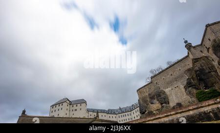 Deutschland, Sachsen, Königstein, Festung Königstein, Sturmwolken Stockfoto