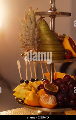 Nahaufnahme von köstlichen italienischen Vorspeisen - Prosciutto, Käse, Salami, Oliven und frisches Obst. Stockfoto