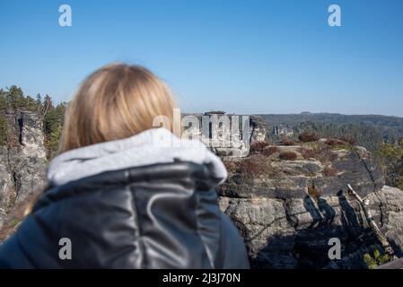 Junge Frau mit Blick auf die Felsen des Elbsandsteingebirges, Bastei, Rathen, Sachsen, Deutschland Stockfoto