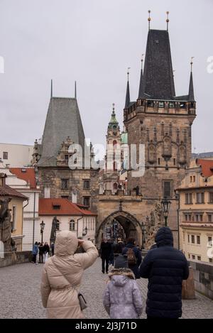 Tauben über der Karlsbrücke, Touristen auf der Karlsbrücke, Prag, Tschechien Stockfoto