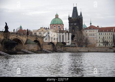 Karlsbrücke, Altstädter Brückenturm, Nikolaikirche, Prag, Tschechische Republik Stockfoto