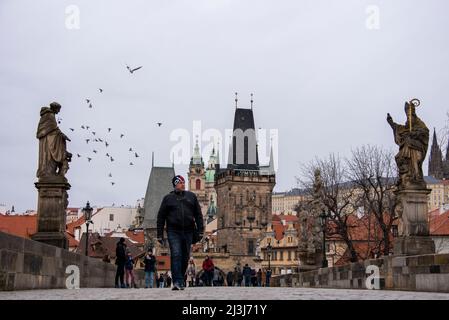 Tauben über der Karlsbrücke, Touristen auf der Karlsbrücke, Prag, Tschechien Stockfoto