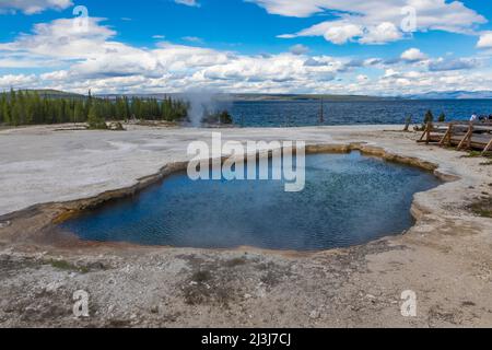 Abyss Pool im West Thumb Geyser Basin am Yellowstone Lake im Yellowstone National Park, USA [Keine Model-Releases; nur redaktionelle Lizenzierung] Stockfoto