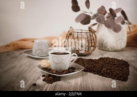 Tisch, Kaffeetasse, Kaffeebohnen, Herz, Liebe Kaffee Stockfoto